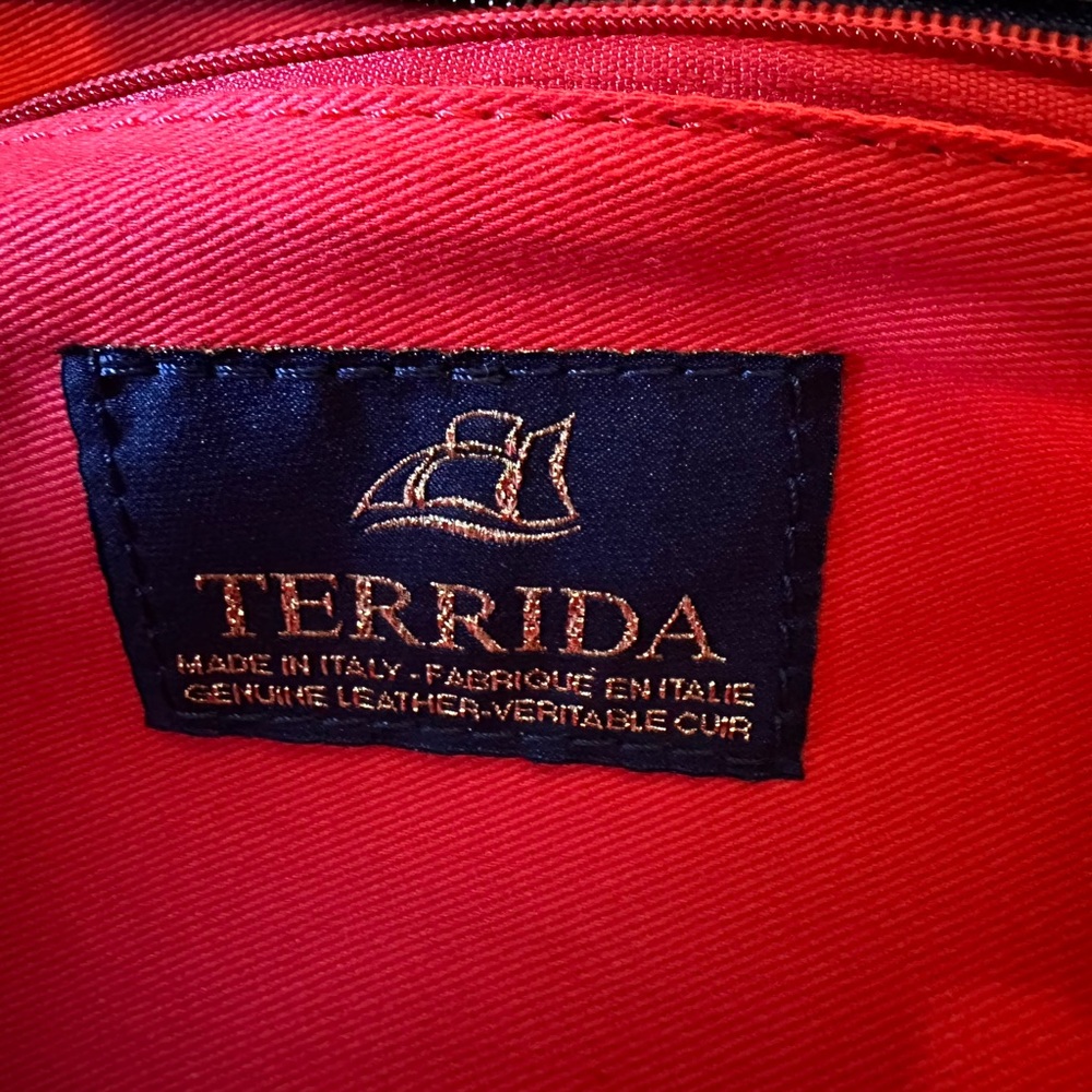 Gorgeous leather and fur tote bag with red interior. - Picture 5 of 7